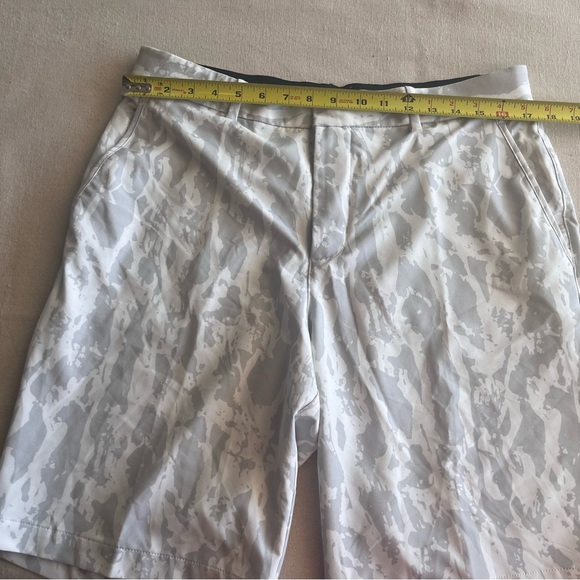 Nike Men's Flat Front Shorts in Light Gray Pattern - Picture 4 of 5